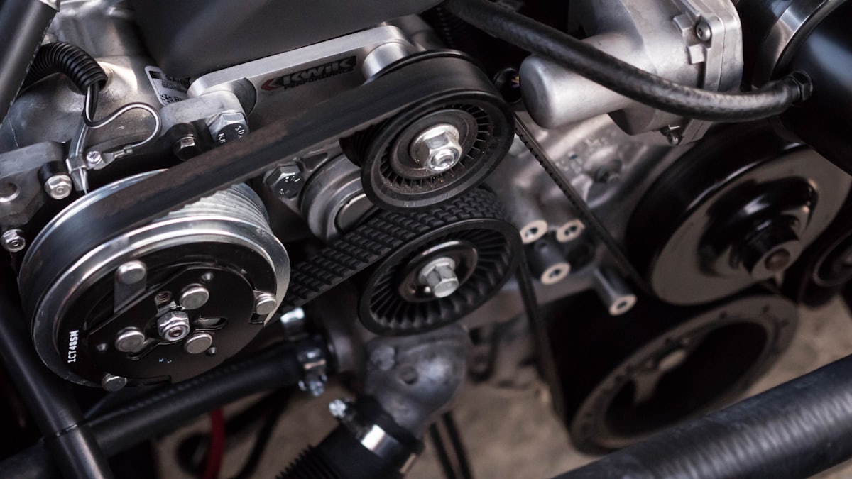 Detalhe do motor de um carro com correias e polias