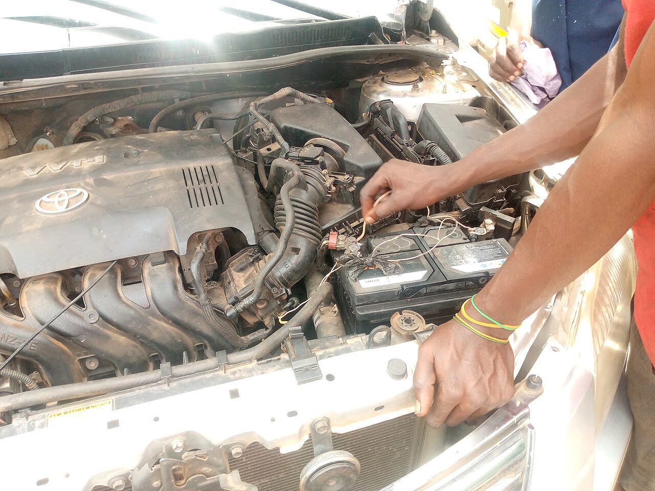 Instalação de bateria automotiva sob o capô de um carro